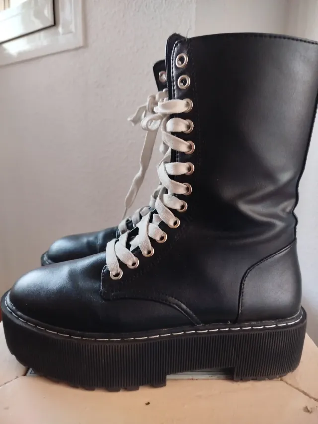 Botas militares negras con cordones