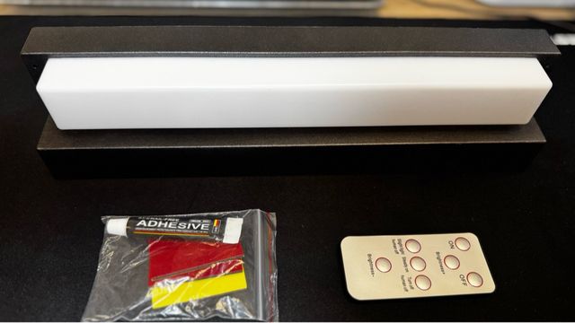 Lámpara LED Negra y Blanca con Mando