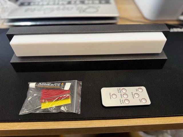 Lámpara LED Negra y Blanca con Mando