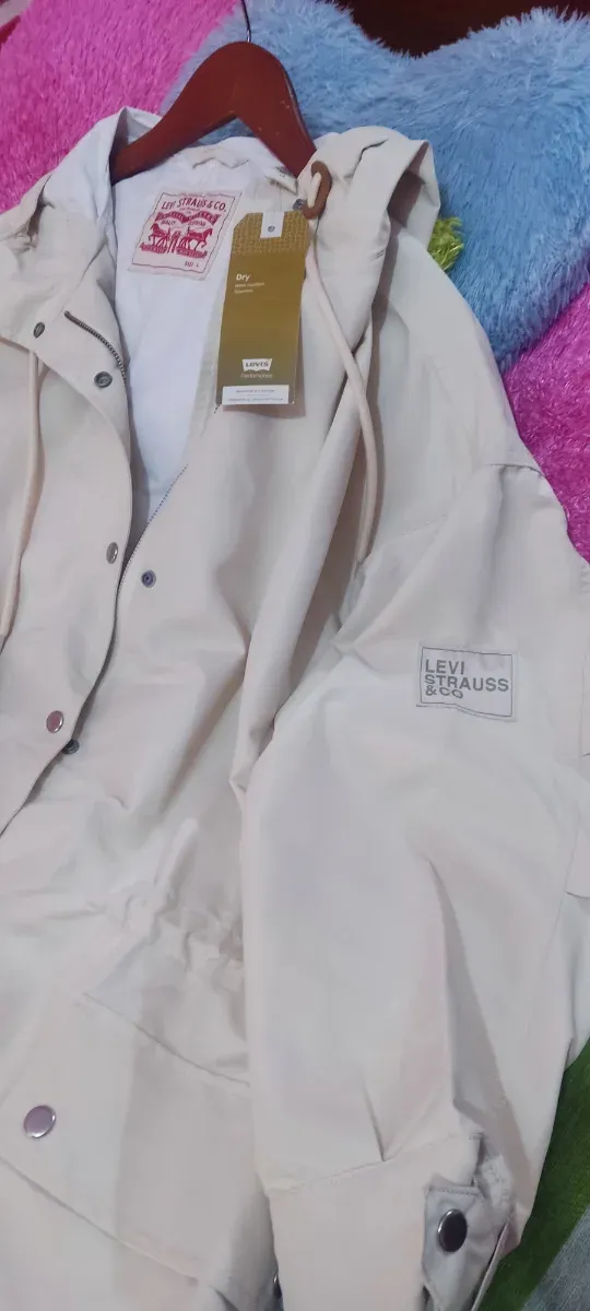 Chubasquero Levi's Beige Talla L Nuevo