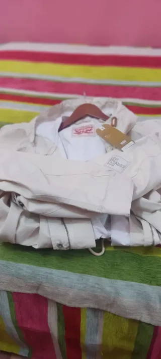 Chubasquero Levi's Beige Talla L Nuevo
