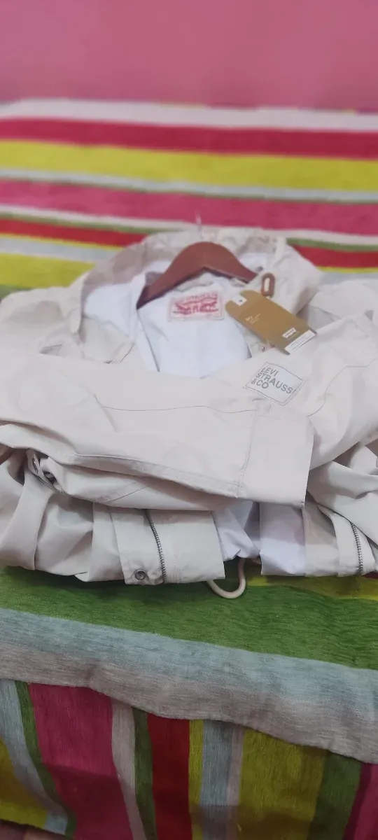 Chubasquero Levi's Beige Talla L Nuevo