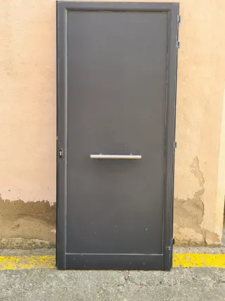 Puerta de entrada gris