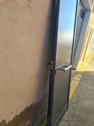 Puerta de entrada gris