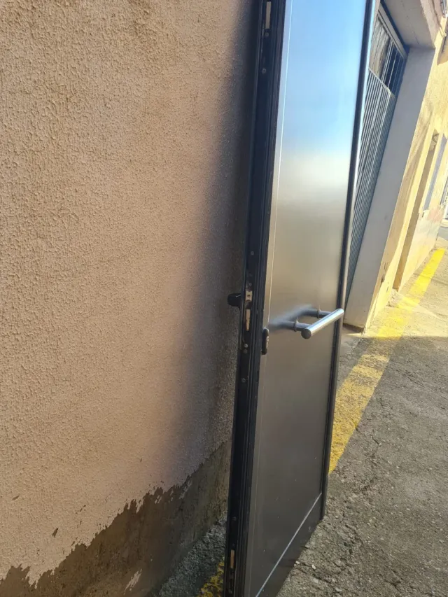 Puerta de entrada gris