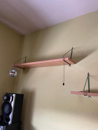 Escritorio, una mesilla y dos estanterías