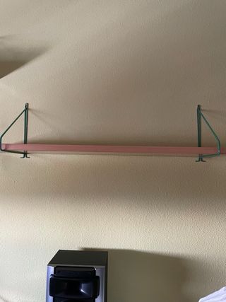 Escritorio, una mesilla y dos estanterías