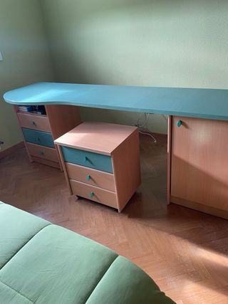 Escritorio, una mesilla y dos estanterías