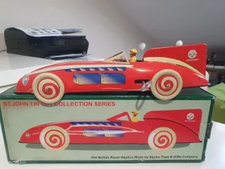 Coche de metal rojo St. John Tin Tut de los años80