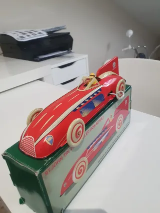 Coche de metal rojo St. John Tin Tut de los años80