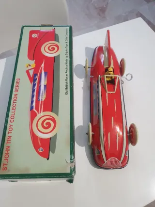 Coche de metal rojo St. John Tin Tut de los años80
