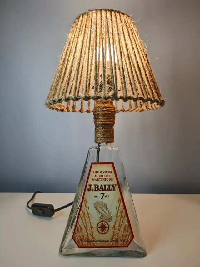 Lampada artigianale J. Bally in vetro e juta