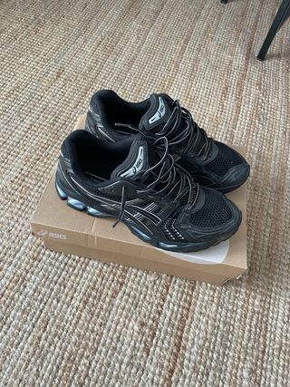 Zapatillas Asics Gel Negras y Plateadas