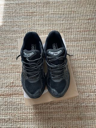 Zapatillas Asics Gel Negras y Plateadas