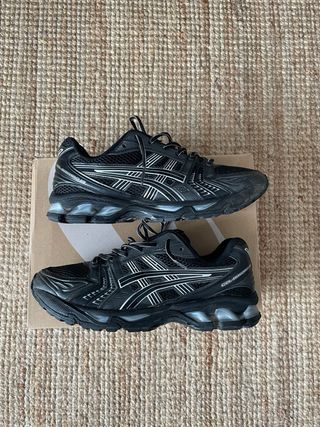Zapatillas Asics Gel Negras y Plateadas