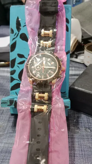 Elegante reloj de pulsera con detalles dorados