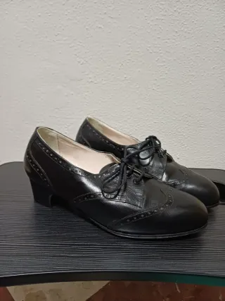 Zapatos punteados de piel. Talla 38