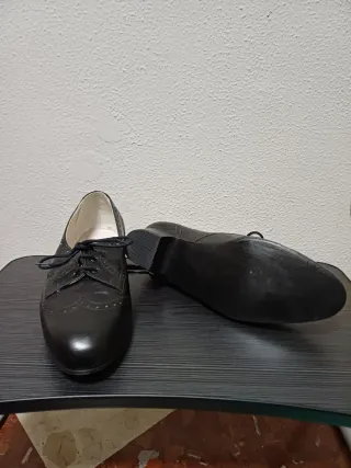 Zapatos punteados de piel. Talla 38