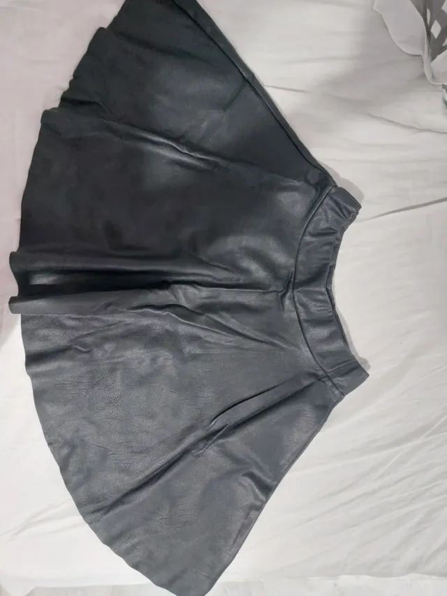 Falda efecto piel negra