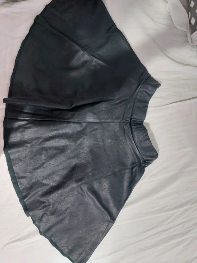 Falda efecto piel negra