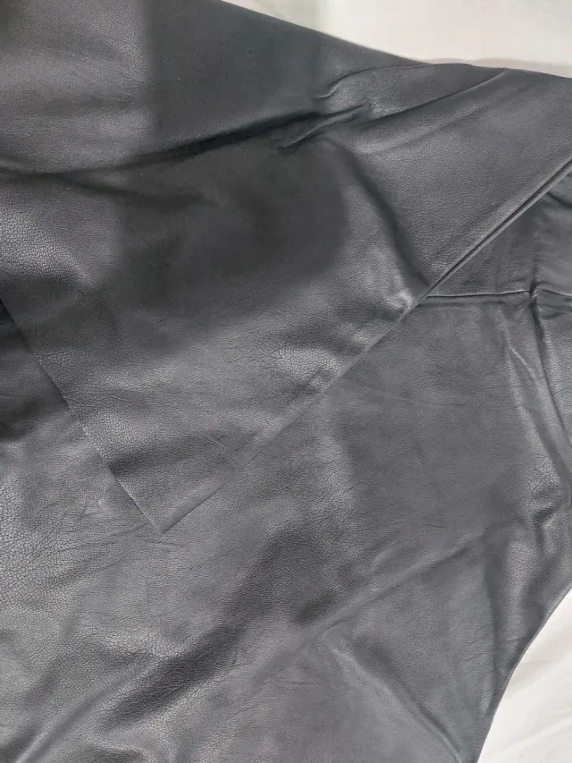 Falda efecto piel negra