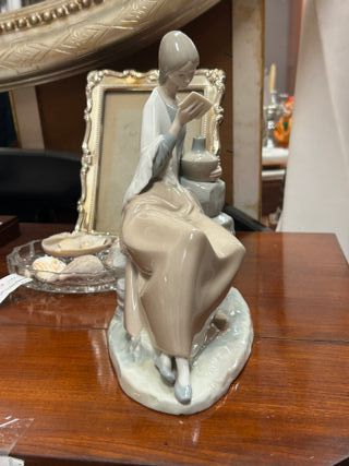 Figura Nao de Lladró Mujer Leyendo