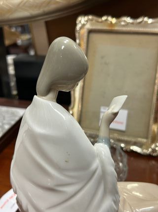 Figura Nao de Lladró Mujer Leyendo