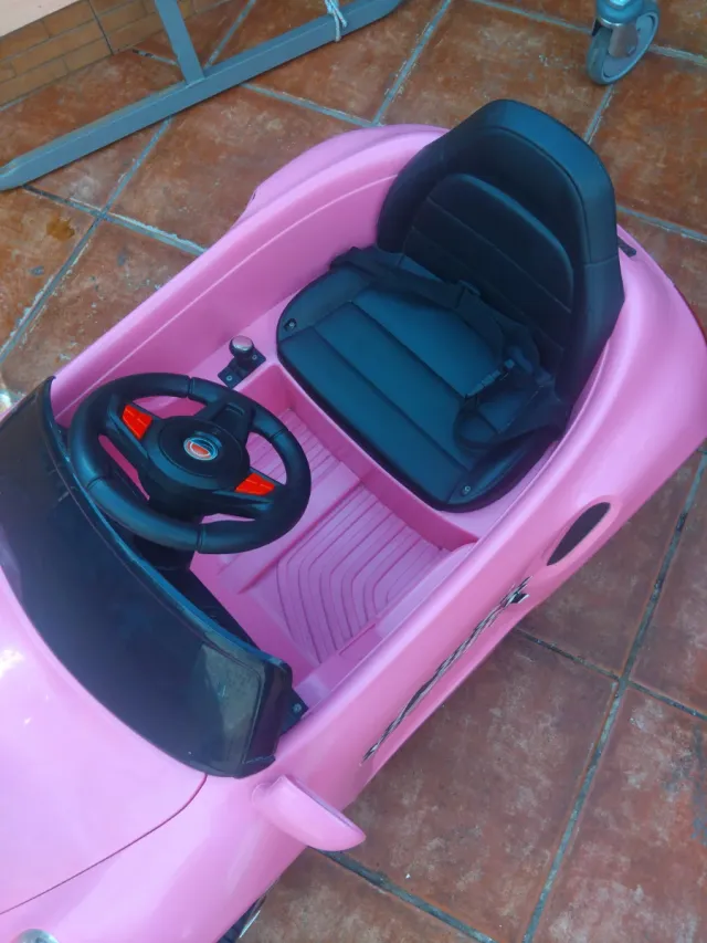 Coche eléctrico infantil rosa con mando