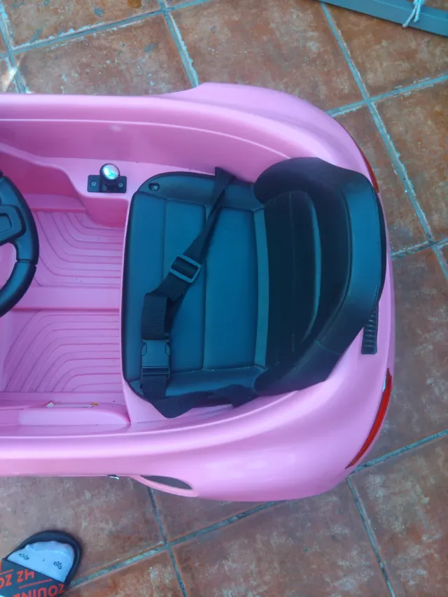Coche eléctrico infantil rosa con mando