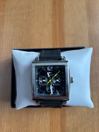 Reloj Tommy Hilfiger Cuadrado Negro y Plateado