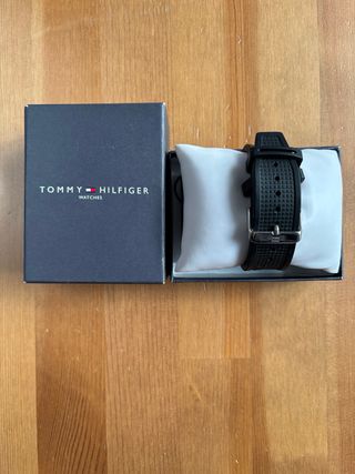 Reloj Tommy Hilfiger Cuadrado Negro y Plateado