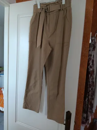 Pantalón beige con cinturón
