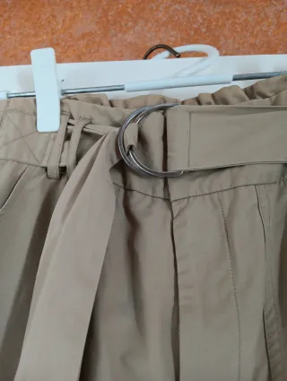 Pantalón beige con cinturón