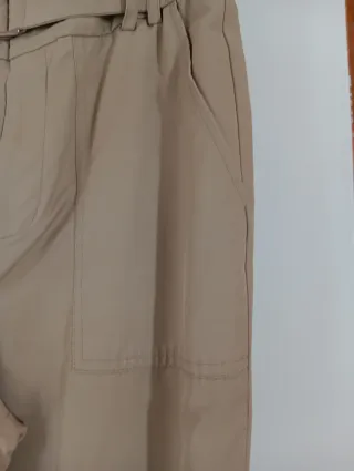 Pantalón beige con cinturón