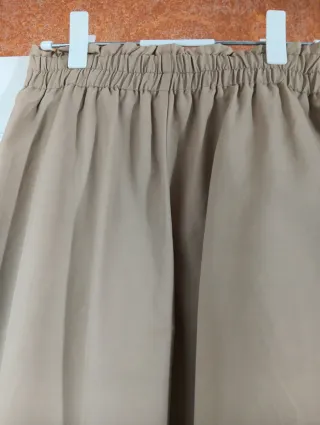 Pantalón beige con cinturón