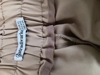 Pantalón beige con cinturón