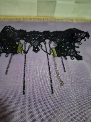 Gargantilla Gótica Negra con Cadena y Piedras Verd