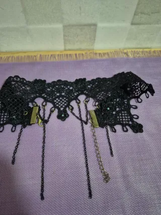 Gargantilla Gótica Negra con Cadena y Piedras Verd