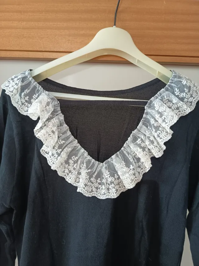 Camisola preta com renda