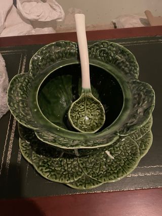 Sopera de loza portuguesa estilo repollo