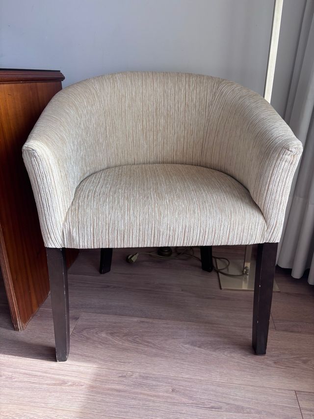 Butaca de dormitorio beige y marrón 20€ unidad