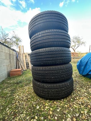 5 neumáticos, 235/65 R17 MichelinRoadX y Goodyear