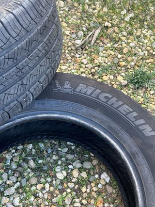 5 neumáticos, 235/65 R17 MichelinRoadX y Goodyear