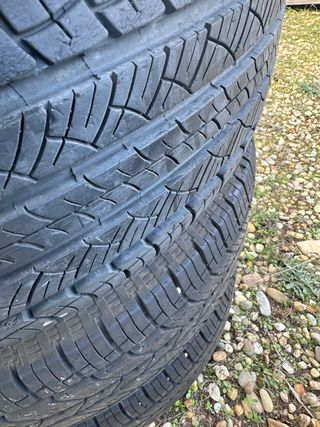 5 neumáticos, 235/65 R17 MichelinRoadX y Goodyear