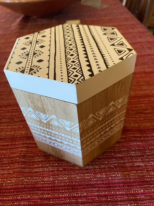 Scatola esagonale decorata in legno