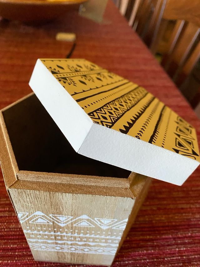 Scatola esagonale decorata in legno