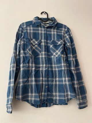 Camisa de cuadros azul y blanca