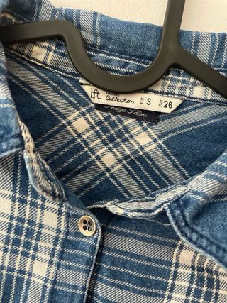 Camisa de cuadros azul y blanca