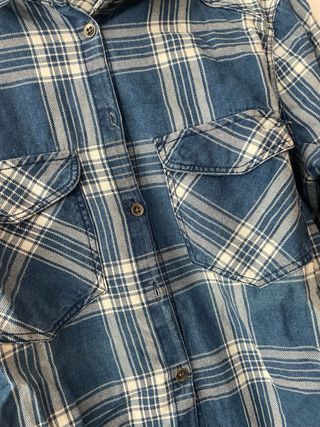 Camisa de cuadros azul y blanca