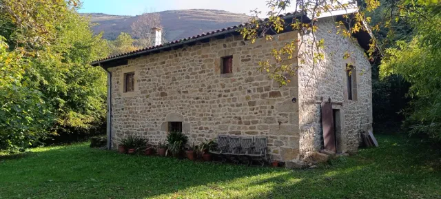 Cabaña de piedra con jardín
